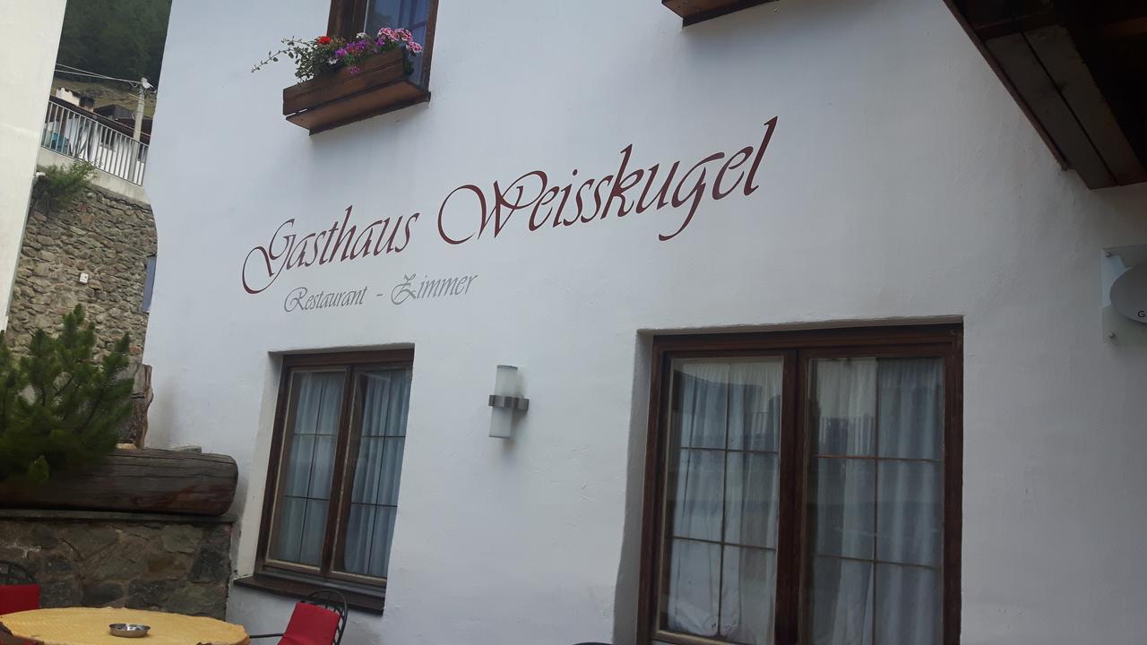 Gasthaus Weisskugel Hotel Malles Venosta Exterior foto